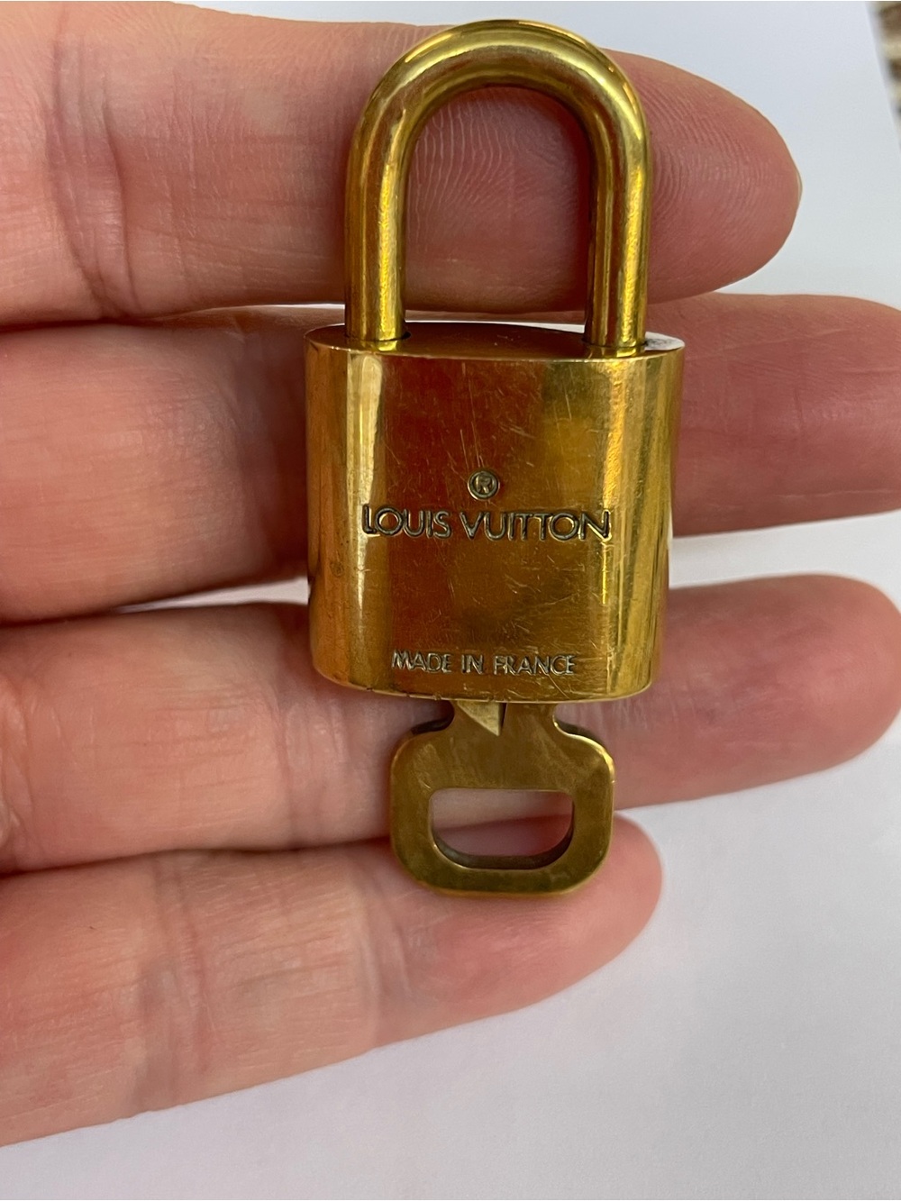 Louis Vuitton brass padlock and matching key engraved with the number 320 - Picture 3 of 4